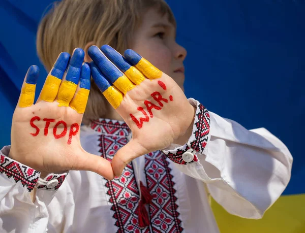 Мальчик Национальной Украинской Одежде Протянул Свои Раскрашенные Желто Голубые Руки — стоковое фото