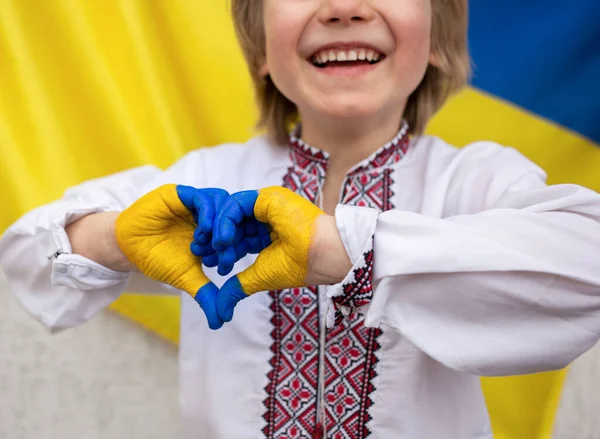 Неузнаваемое Радостное Дитя Фоне Украинского Флага Сложенными Форме Сердца Руками — стоковое фото