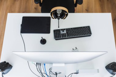 Ofiste modern bilgisayar ve dijital tabletle çalışma alanı