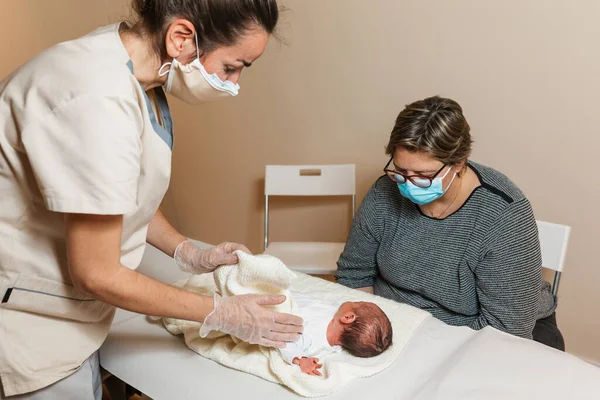 Profesyonel fizyoterapist, yeni doğmuş bir bebeğin temporomandibular eklemlerini değerlendiriyor.. — Stok fotoğraf