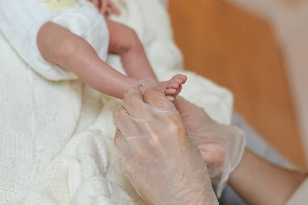 Fizyoterapist yeni doğmuş bir bebek üzerinde ayak bileği eklem değerlendirmesi yapıyor.. — Stok fotoğraf