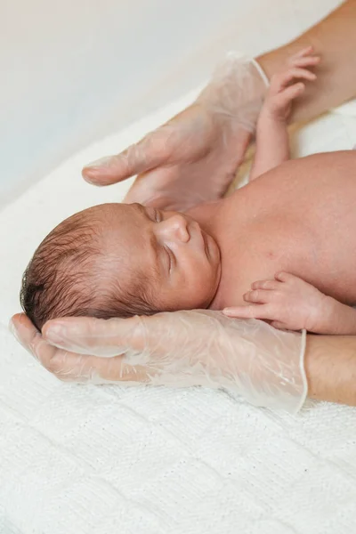 Fizioterapeuta végez méhnyak értékelést egy újszülött csecsemőn egy orvosi központban. — Stock Fotó