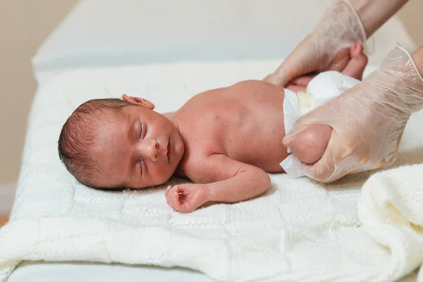 Physiotherapeut arbeitet mit einem Neugeborenen in einem medizinischen Zentrum. — Stockfoto