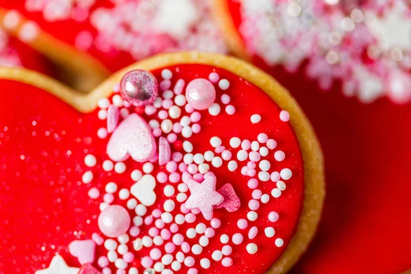 Foto detalle de corazón en forma de galleta de pastelería con virutas. día de San Valentín. — Foto de Stock