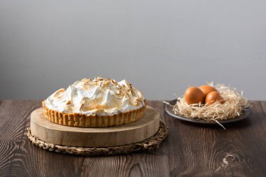 Kütüğün üstünde limonlu turta ve ahşap masa. ön görünüm