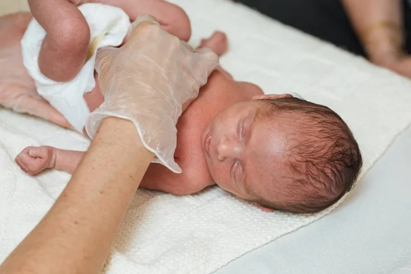 Profesyonel fizyoterapist bir tıp merkezinde yeni doğmuş bir bebeği kontrol ediyor.. — Stok fotoğraf