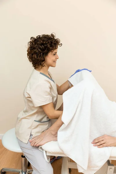 Nőgyógyász vizsgálja érett beteg az orvosi rendelőben — Stock Fotó
