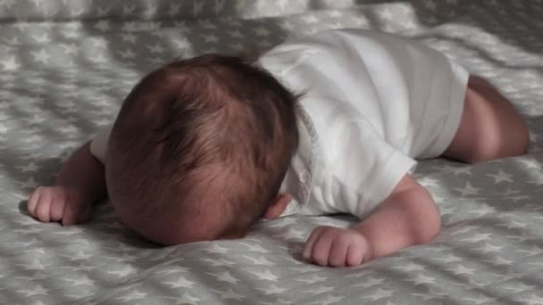 Yeni doğmuş küçük bebek karnının üstüne yatmış, midesi ağrıyor.. — Stok video