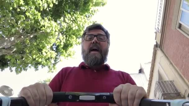 Szerető apa játszik és beszél a babakocsiban, miközben élvezi a sétát a szabadban. — Stock videók