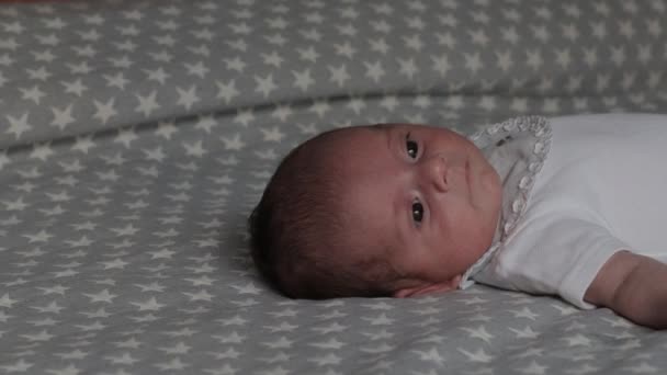 Vista da vicino di un neonato sdraiato sul letto. — Video Stock