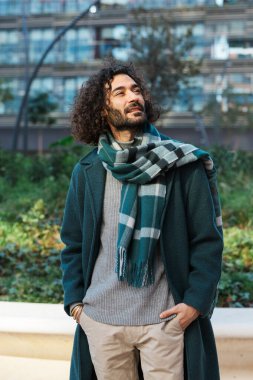 Finans bölgesinde sokakta dikilirken iş adamı gözlerini kaçırıyor..