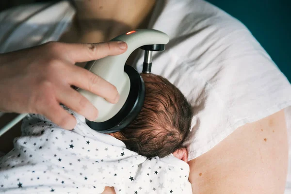 Crop anya ellenőrzése meghallgatás csecsemő a kórházban — Stock Fotó