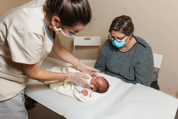 Fizioterapeuta végez értékelést a temporomandibuláris ízületek egy csecsemő egy orvosi központban. — Stock Fotó