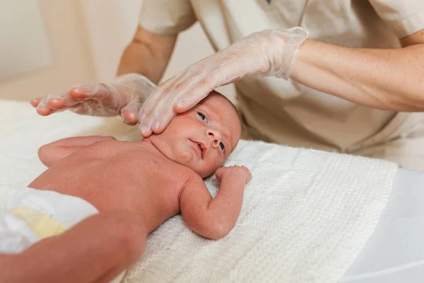 Fizioterapeuta végez felületes nyaki fascia egy újszülött csecsemő. — Stock Fotó