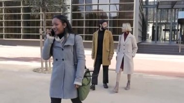 Finans bölgesinde sokakta yürürken telefonla konuşan profesyonel bir iş kadını..