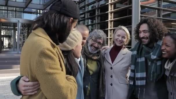 Grupo de empresarios profesionales riendo mientras se abrazan fuera del edificio de oficinas en el distrito financiero. — Vídeos de Stock