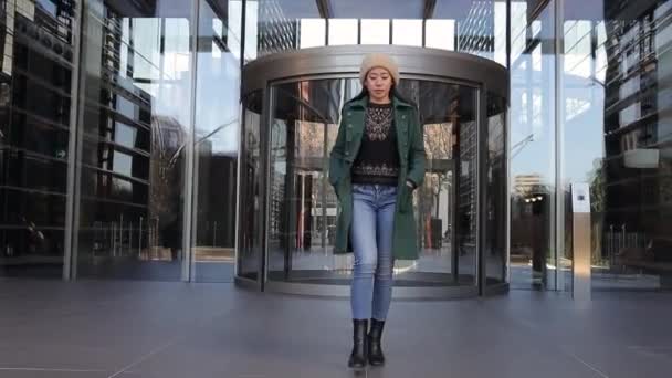 Business woman leaving office building after working day. — Stock Video