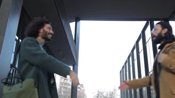 Finans bölgesindeki ofis binasının önünde iki işadamı buluşup birbirlerini selamlıyorlar.. — Stok video
