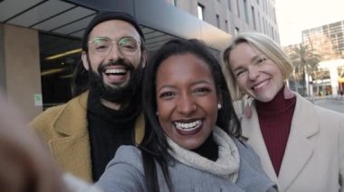 İş arkadaşları kameraya el sallıyor ve gülümsüyor. Video çağrısı yaparken ya da dışarıdaki ağlarında içeriği paylaşırken..