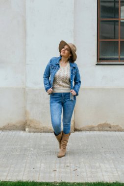 Turist kadın etrafa bakıyor ve poz veriyor..