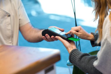 Klinikte banka kartı şifresini kıran kadın.