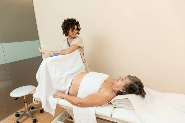 Gynekolog lyfta patienter ben för medicinsk undersökning — Stockfoto