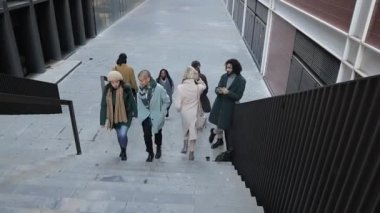 Finans bölgesindeki ofis binalarının ortasında merdivenlerden inip çıkan iş adamları..