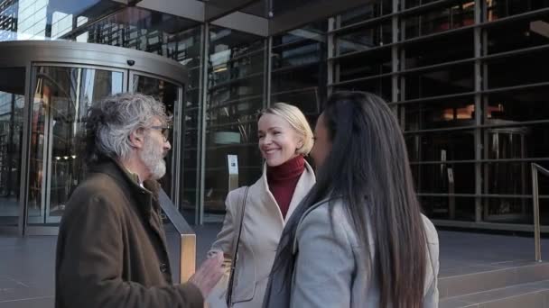 Business people talking outdoors in front of the office building. — Stock Video