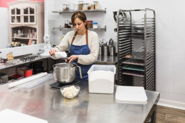 Büyük alüminyum kaseye un dök.