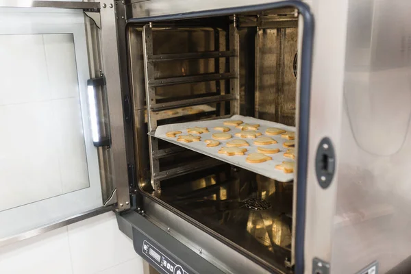 Fırının içinde taze pişmiş kurabiyeler.