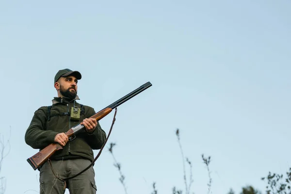 Avını ararken av tüfeği tutan bir erkek avcısı.. — Stok fotoğraf