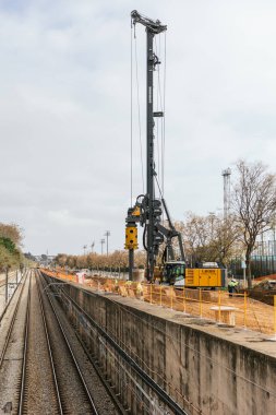 Tren raylarının yeraltı kazıları Sant Joan despi, Sant Feliu de llobregat.
