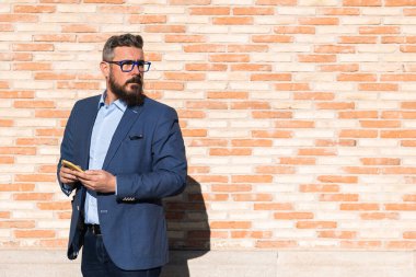 İş adamı gözünü kaçırırken telefonu kullanıyor, boşluğu kopyala