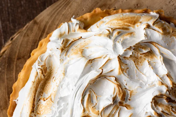 Tarte au citron sur la bûche et la table en bois. vue zénithale — Photo