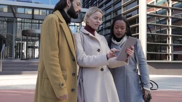 Business colleagues talking about new projects while standing near office building outdoors — Stock Video