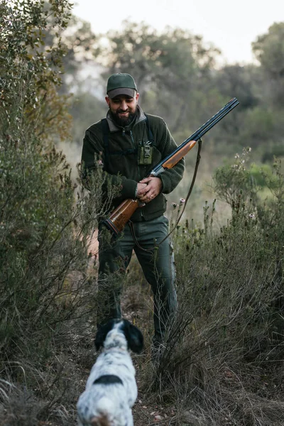 自然の中で犬と一緒に立っている若いハンター — ストック写真