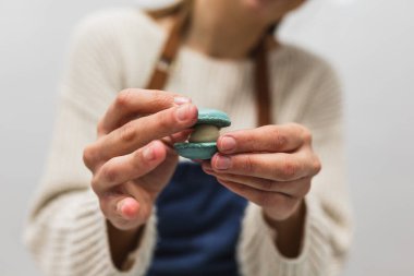 Pasta şefinin elleri dolgulu makarna kapaklarını birleştiriyor.