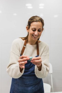 Mutlu pasta şefi elinde taze makarna tutuyor.