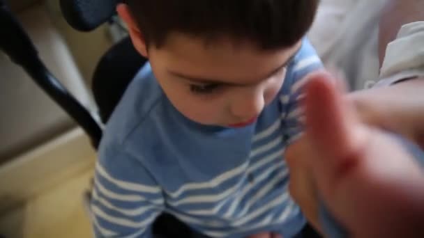 在医院探访时，患有多种残疾的小男孩烦躁不安，精疲力尽. — 图库视频影像