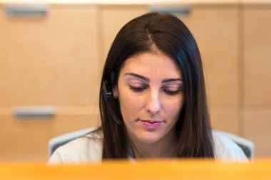 Kaplıcaya giden resepsiyonistin portresi.