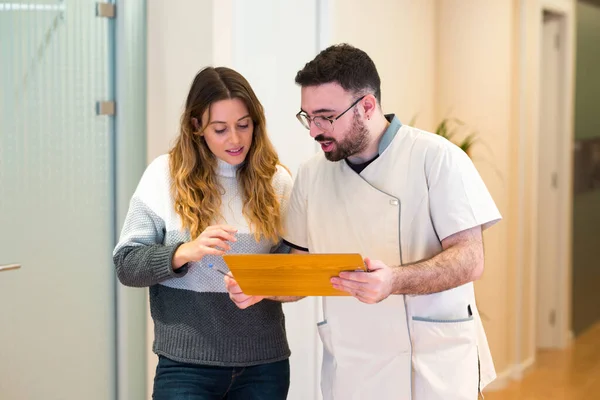 Enfermera dando instrucciones y explicando algo a su paciente en el centro médico de salud. —  Fotos de Stock