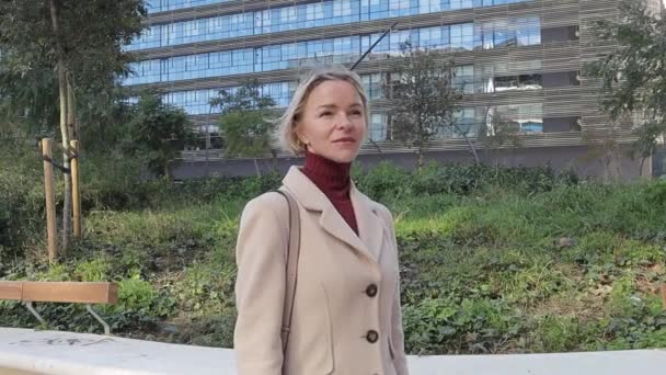 Successful business woman posing with her arms crossed outdoors on the street in the financial district. — Stockvideo