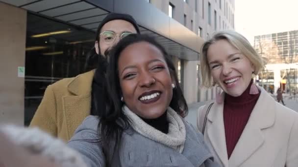 Les gens d'affaires saluant et souriant à la caméra tout en ayant un appel vidéo ou le partage de contenu sur leurs médias sociaux. — Video