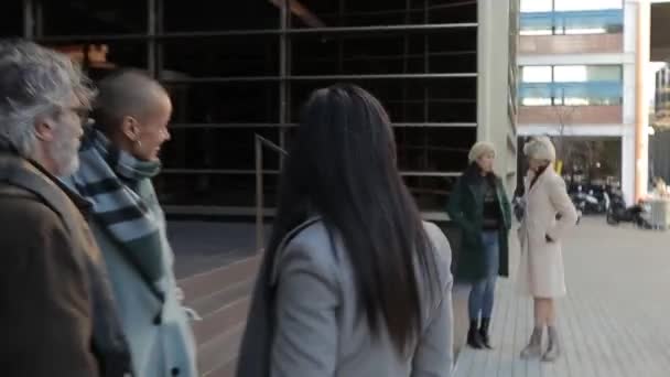 Business colleagues talking on the street outside the office building during a break from work. — Stockvideo