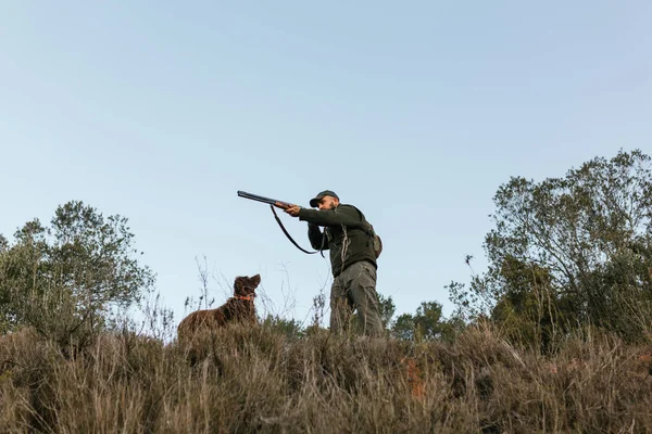 Κυνηγός σημαδεύει με το όπλο του στη φύση — Φωτογραφία Αρχείου