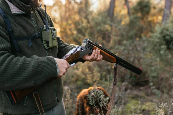 Jäger öffnet seine Jagdflinte in freier Wildbahn — Stockfoto