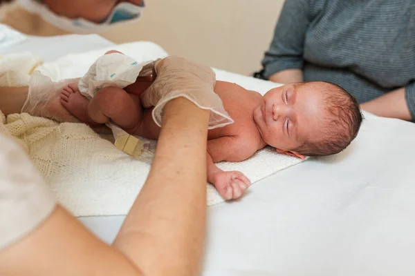 Fizyoterapist Tıp Merkezinde Yeni Doğmuş Bir Bebeği Muayene Ediyor Sağlık — Stok fotoğraf