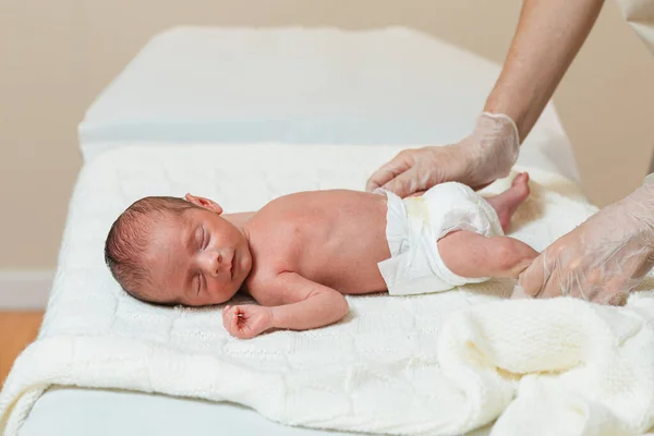 Fizyoterapist Yeni Doğmuş Bir Bebeğin Alt Uzuvlarını Değerlendiriyor Tıbbi Konsept — Stok fotoğraf
