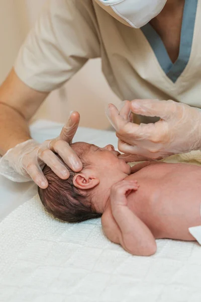Fizioterapeuta Elvégzi Maxilláris Értékelést Egy Újszülött Csecsemőnél Egy Orvosi Központban — Stock Fotó