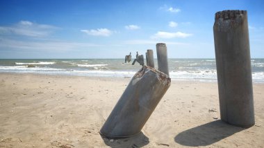 Yaz mevsiminde terk edilmiş iskele beton direği eski kasabanın kumsalının yanında..